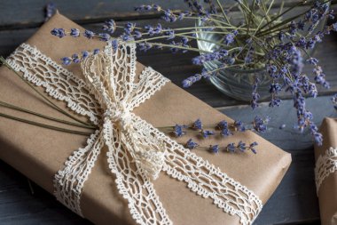 Hediye kutuları dekore edilmiş dantel ve lavanta kuru dalları