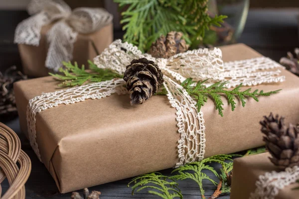 Regalo hecho a mano decorado ramas de thuja y conos. Primer plano de tiro — Foto de Stock