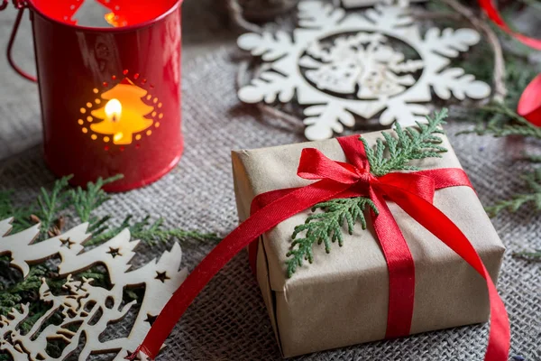 Caja de regalo decorada en estilo navideño — Foto de Stock