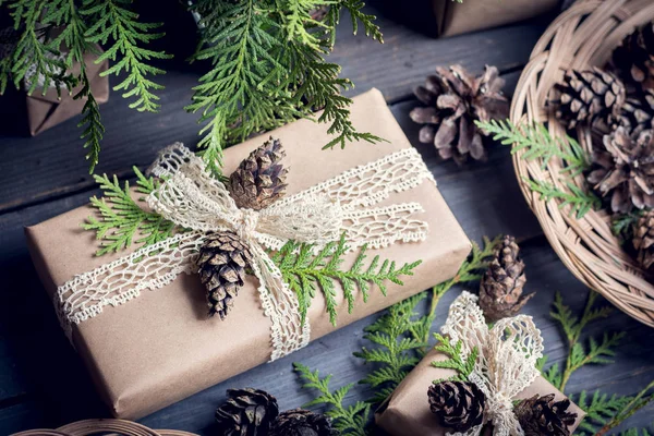 Caja de regalo decorada Navidad — Foto de Stock