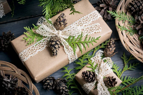 Caja de regalo decorada en estilo navideño. Antecedentes para Navidad y Año Nuevo — Foto de Stock
