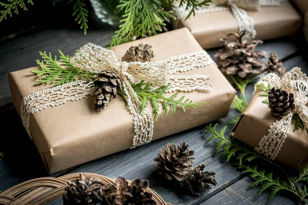 Fondo para Navidad y Año Nuevo con caja de regalo decorada — Foto de Stock