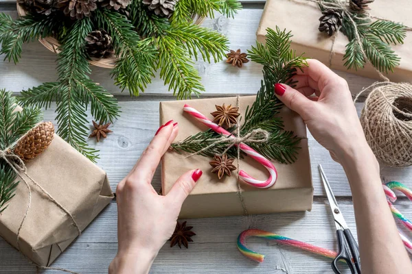 Το Top view στα χέρια της γυναίκας που διακοσμεί κουτιά δώρων για Χριστούγεννα και νέο έτος — Φωτογραφία Αρχείου