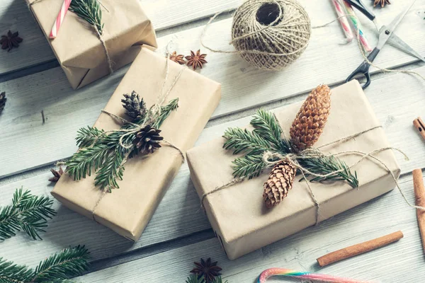 Cajas de regalo decoradas con cono de abeto y rama de abeto. Antecedentes para Navidad y Año Nuevo — Foto de Stock