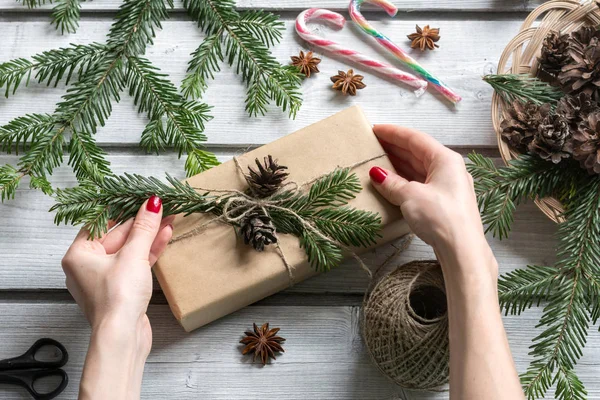 Vértes nő díszítő karácsonyi ajándék doboz barna levelek papír, ember fogalma — Stock Fotó