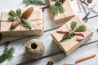 El hazırlanmış Hediyelik Noel ve yeni yıl için dekore edilmiş