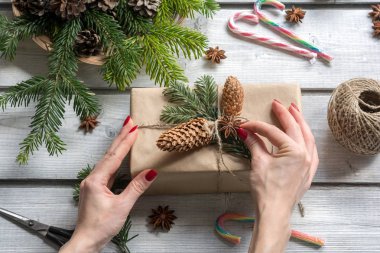 kadın Noel hediyesi ambalaj