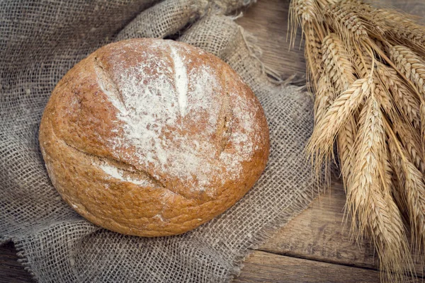 Свежеиспеченный домашний хлеб — стоковое фото
