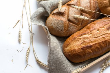 çeşitli ekmek üzerine beyaz izole