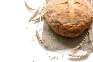 Taze yuvarlak ekmek üzerinde beyaz metin, fo için boş alan ile izole