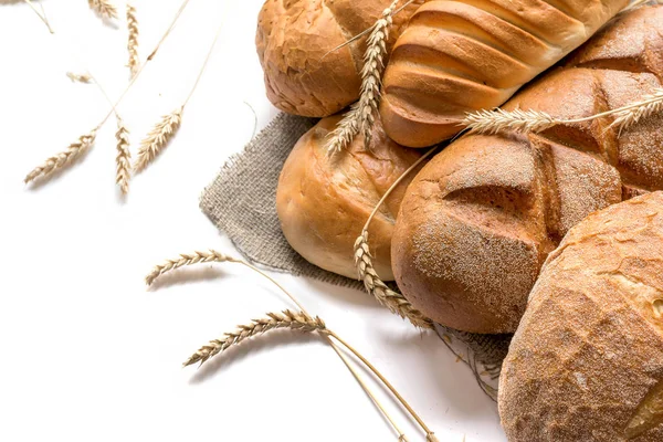 Питание крупным планом со свежим хлебом, изолированным на белом — стоковое фото