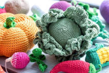 Ahşap zemin üzerine örme sebze