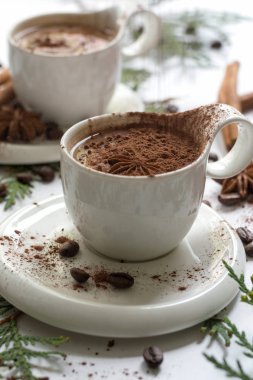 Kahve ile anason star ve kakao tozu, seçici odak