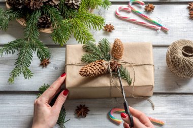 Kadın el hediye kutusu Noel tarzı dekorasyon. Yukarıdan görüntülemek