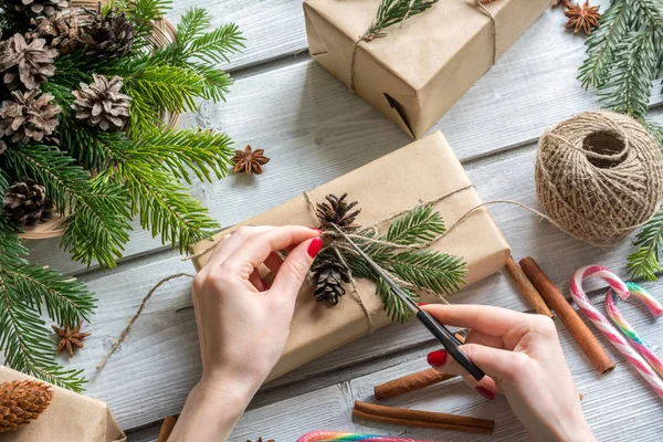 Processus de décoration des cadeaux de Noël, Vue d'en haut Photo De Stock