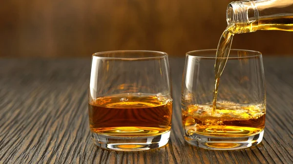 Ahşap bir masa üzerinde cam içine viski dökme — Stok fotoğraf