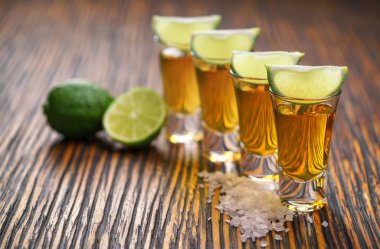 Gözlük altın tekila yeşil limonlu, seçici odak