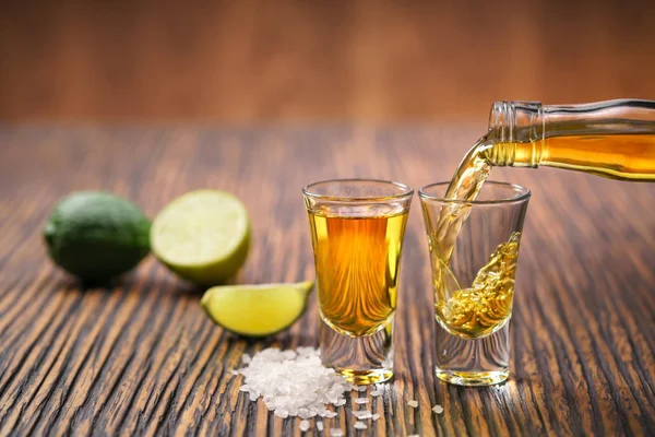 Derramando tequila de ouro tiro — Fotografia de Stock