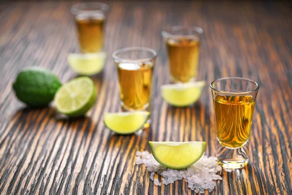 Bicchieri tequila oro con calce verde, messa a fuoco selettiva — Foto Stock