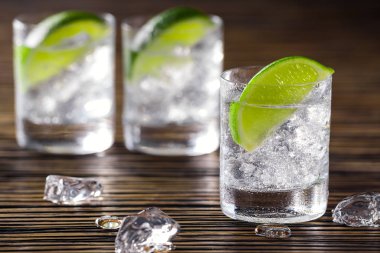 Cin tonik ile üç çekim