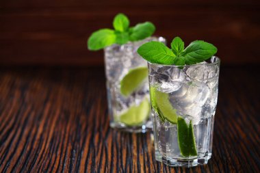 Mojito-alkolsüz kokteyl ile gözlük