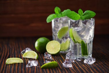 iki bardak mojito alkolsüz kokteyl ile lim ile görev yaptı.