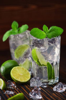 iki bardak mojito alkolsüz kokteyl ile lim ile görev yaptı.