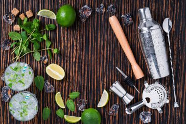Alkollü mojito ve barmenlik araçları