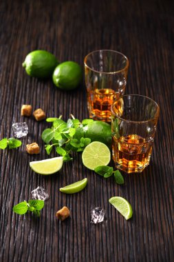 İki bardak mojito, üstten görünüm