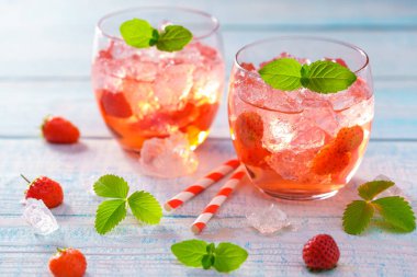 Güzel serinletici içecekler servis