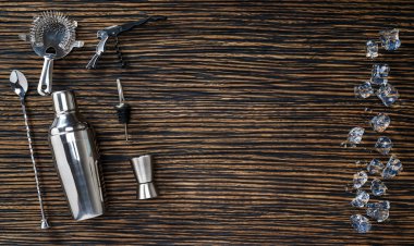 Buz küpleri ve barmenlik araçları