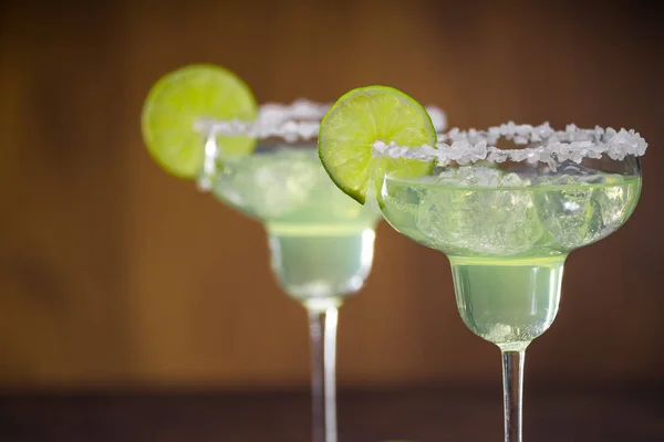 Cocktail di Margarita decorati con lime — Foto Stock