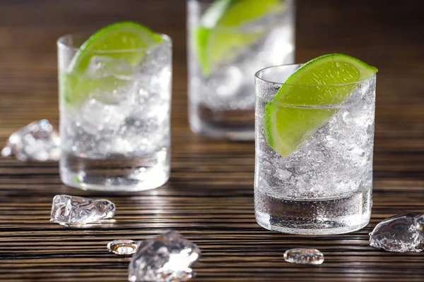 Tři výstřely s gin s tonikem — Stock fotografie