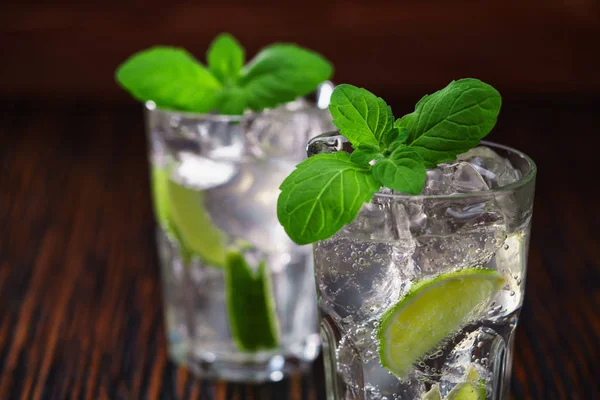 Glasses with non-alcoholic mojito cocktail — Stock Photo, Image