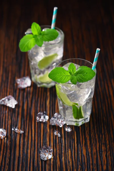 Glasses with non-alcoholic mojito cocktail — Stock Photo, Image