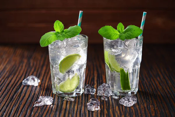 Glasses with non-alcoholic mojito cocktail — Stock Photo, Image