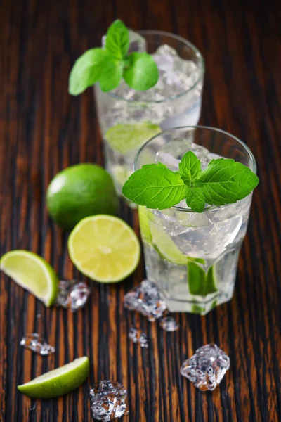 Due bicchieri con cocktail di mojito analcolico servito con lim — Foto Stock