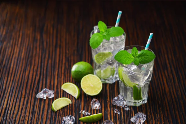 Two glasses with  non-alcoholic mojito cocktail  served with lim — Stock Photo, Image