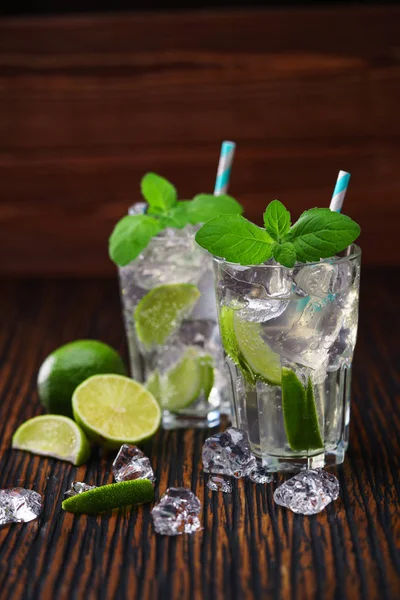 Two glasses with  non-alcoholic mojito cocktail  served with lim — Stock Photo, Image