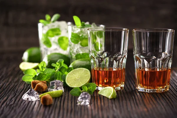 Rum e ingrediente para coquetéis mojito — Fotografia de Stock