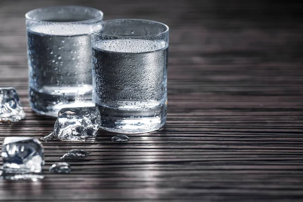 Wodka gegoten in schoten, selectieve aandacht — Stockfoto