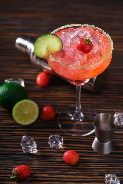 Margarita aux fraises et outils de barman, vue de dessus — Photo