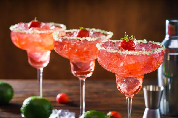 Margaritas aux fraises et citrons verts mûrs — Photo