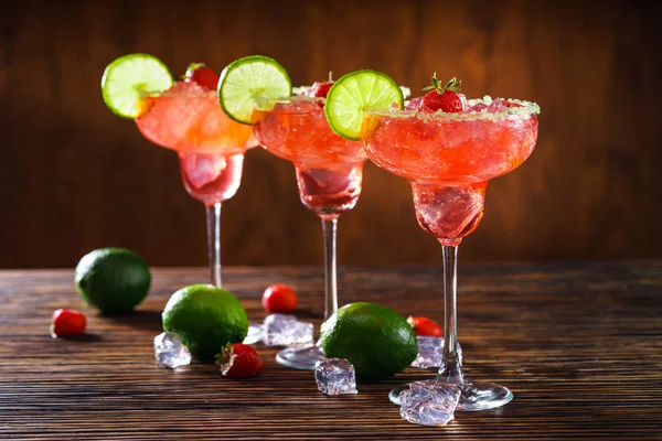 Strawberry margaritas and ripe limes — Stock Photo, Image