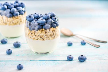 Yaban mersini ve granola kahvaltı için.