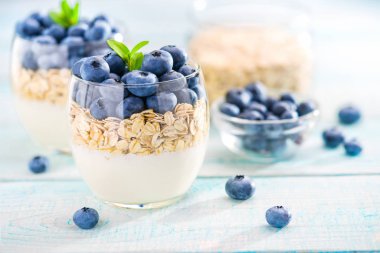 Yoğurt granola ve sağlıklı sabah yemek için blueberry ile s