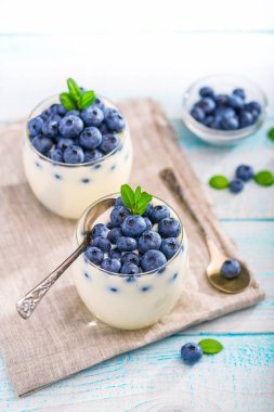 iki bardak yoğurt ahşap zemin, üstten görünüm