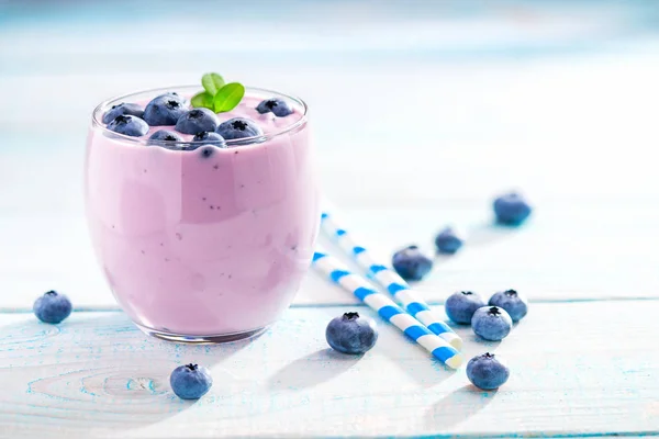 Čerstvé borůvkové smoothie ve skle — Stock fotografie