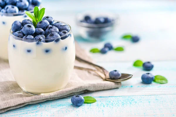 Homemade yogurt with fresh berries — Stock Photo, Image