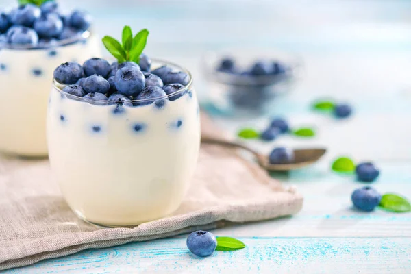 Yogur ecológico con arándanos —  Fotos de Stock